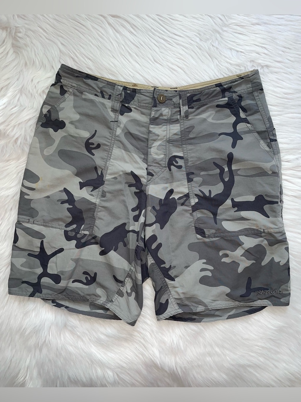 Patagonia wavefarer stand up shorts gray camo mens 33 camouflage shorts cargo